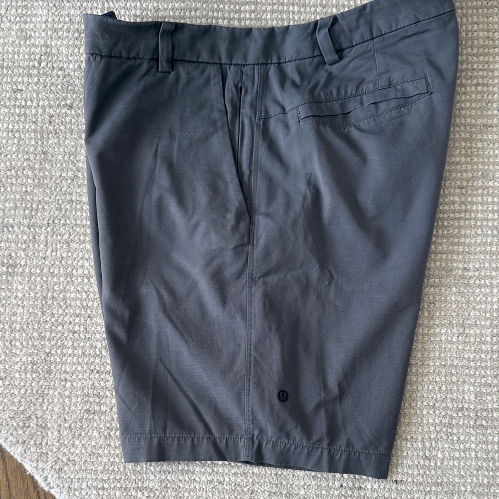 Lululemon Athletica Men's Gray Flat Front Shorts